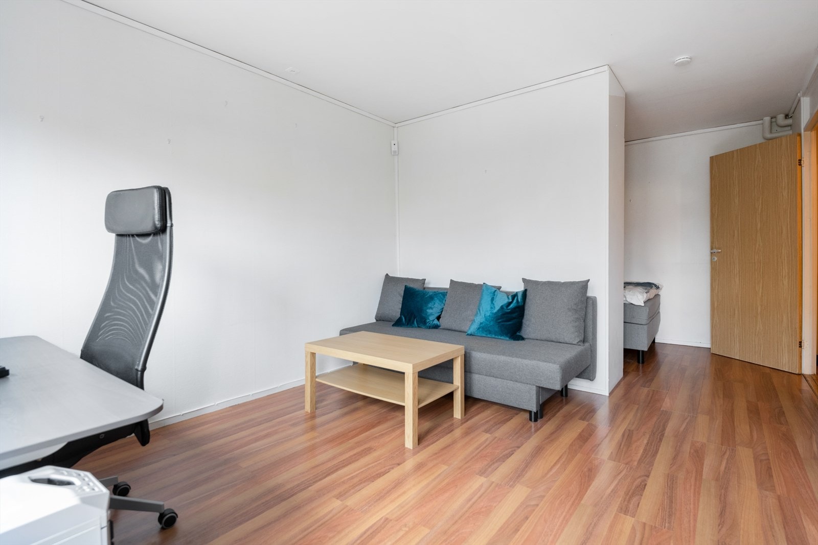 Her får man plass til både en spisegruppe og sofahjørnet. Galleribilde
