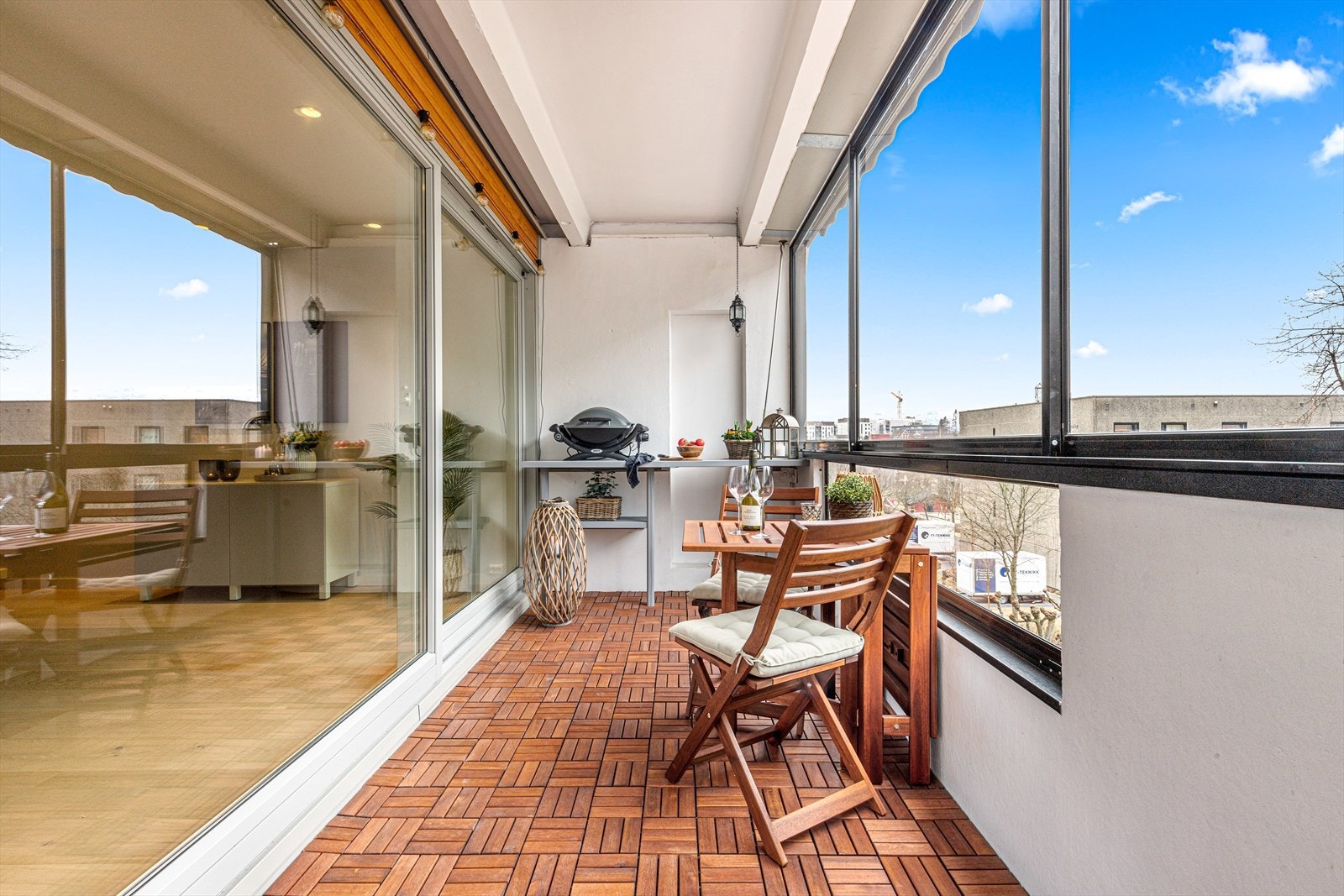 Fra stuen er det utgang ut til innglasset balkong på ca. 10 kvm. Galleribilde