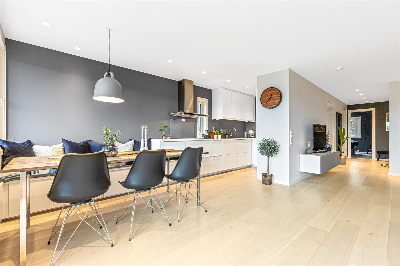 Spisestue møblement er plassert som et naturlig skille mellom stue, spisestue og den åpne kjøkkenløsningen Galleribilde