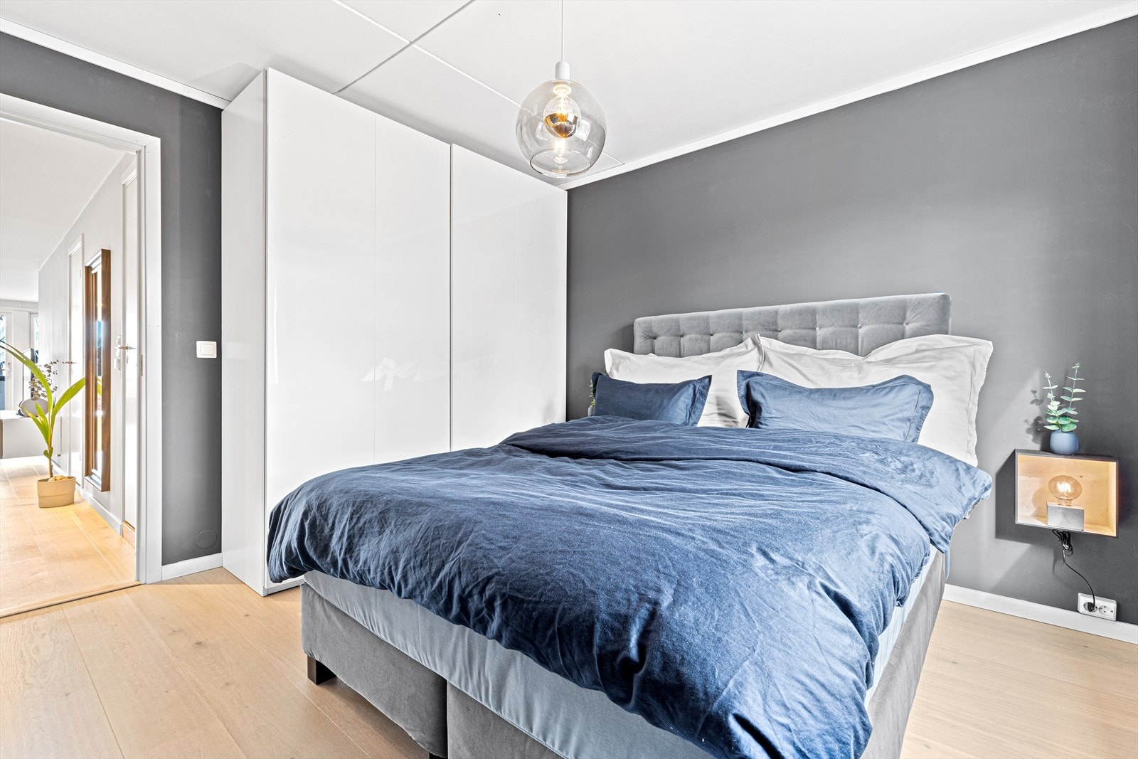 Det er skyvedørsgarderobe på soverommet Galleribilde