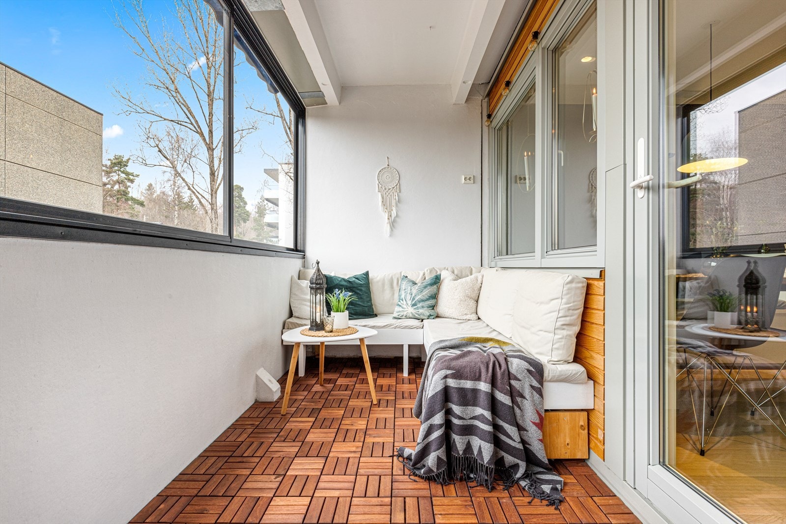 Det er montert markise på balkongen og treheller på gulv samt plassbygget sittegruppe Galleribilde