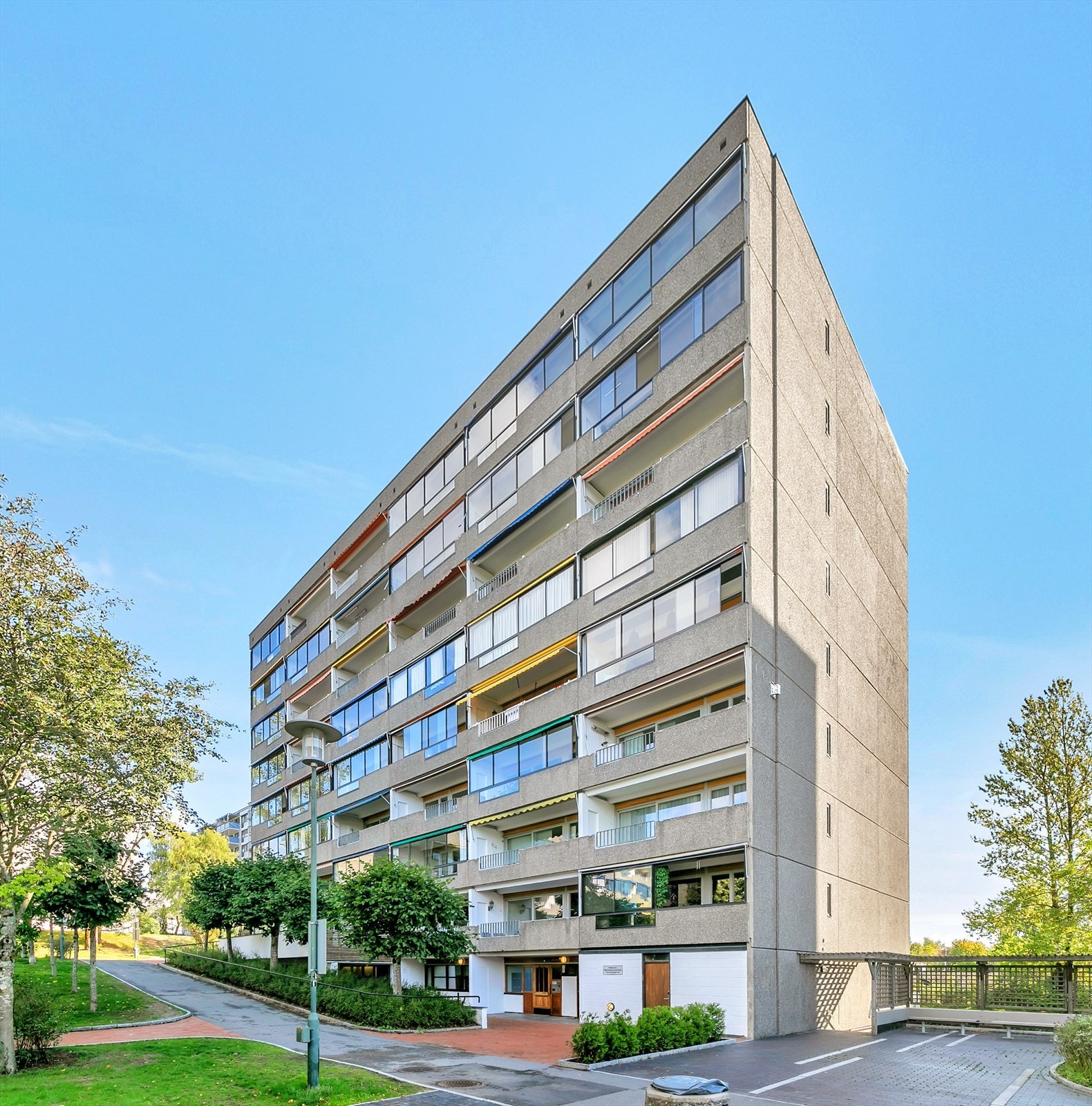 Fasade Hovseterveien 52A - sommerstid Galleribilde