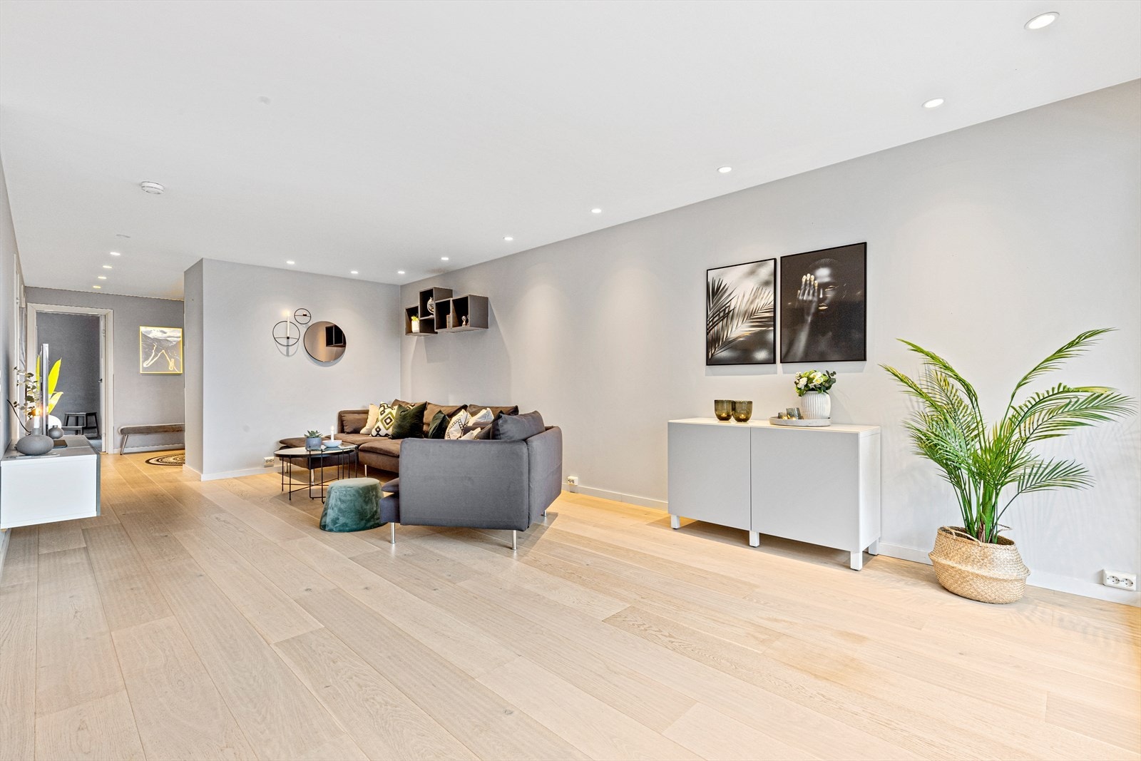 Tidsriktige gulv -og veggflater skaper en lys og trivelig atmosfære i stuen Galleribilde