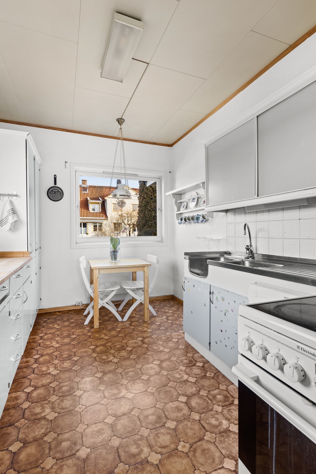 Eldre kjøkken med plass til spisebord. Galleribilde