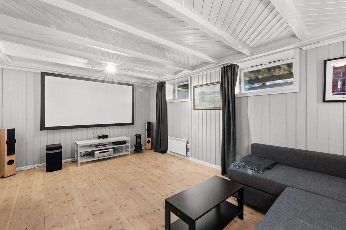 "Kjellerstuen er en stor favoritt både hos oss voksne og barn, spesielt når de har besøk." Sitat selger. Galleribilde