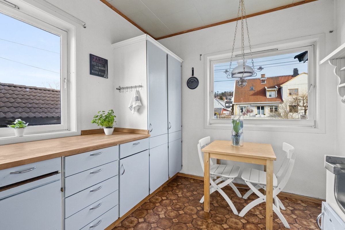 Fint utsyn over tomten fra vinduene. Galleribilde