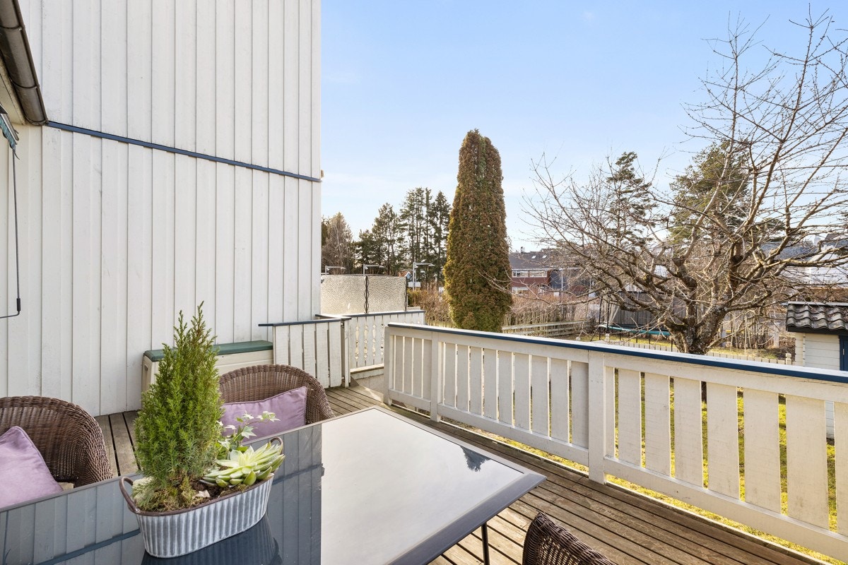 Solrik terrasse på 16 kvm. med adkomst til hagen. Galleribilde