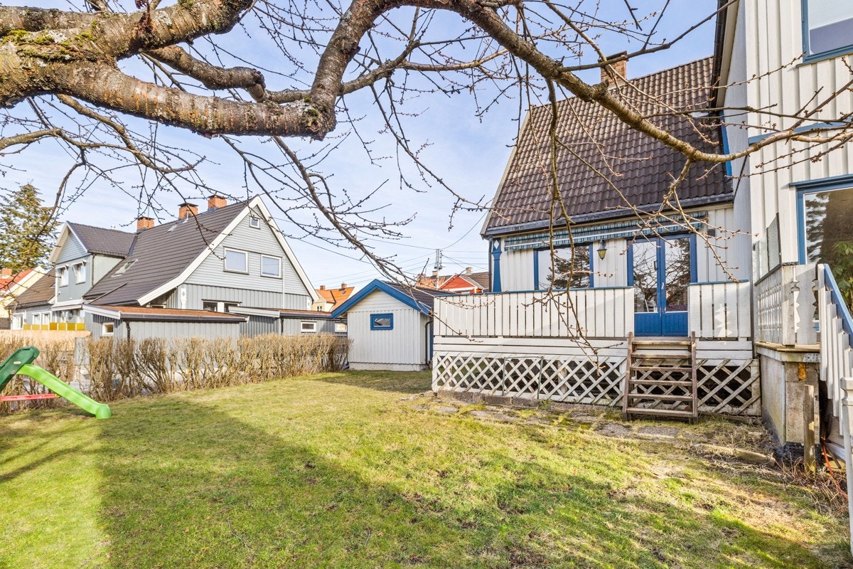 Velkommen til Damfaret 21 A, solrikt enderekkehus med ypperlig beliggenhet. Galleribilde