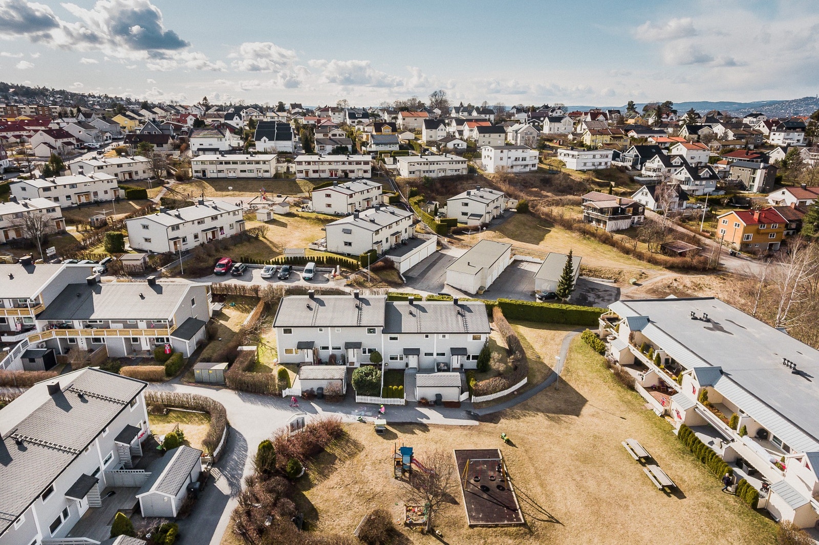 Omgivelsene på Høyenhall består av veletablert bebyggelse og har en tilbaketrukket atmosfære preget av romslige og grønne hager. Galleribilde