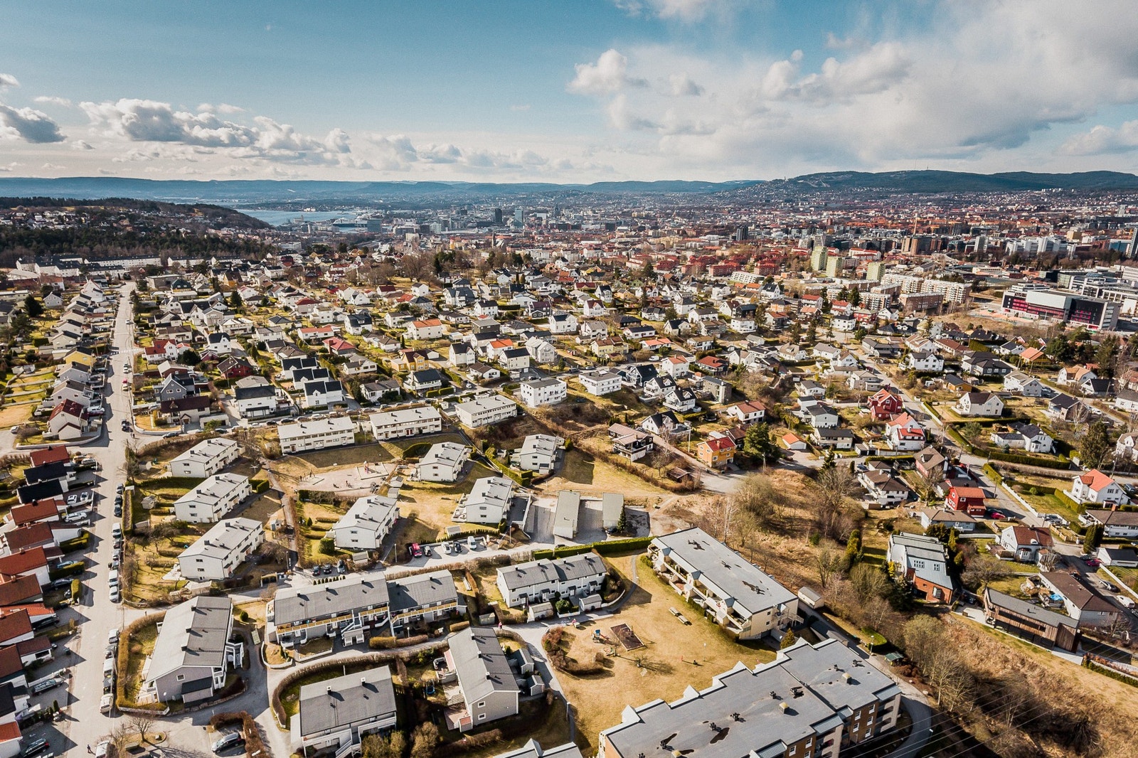 Enkel tilgang til godt utviklet infrastruktur, nærhet til fine tur- og rekreasjonsområder samt kort vei til sentrum av byen. Galleribilde