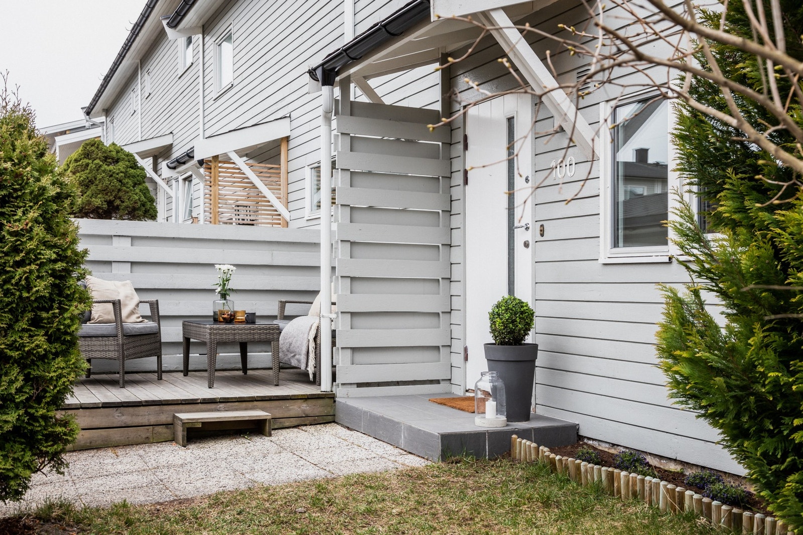 Det er også en hyggelig terrasseplatting ved inngangspartiet. Galleribilde
