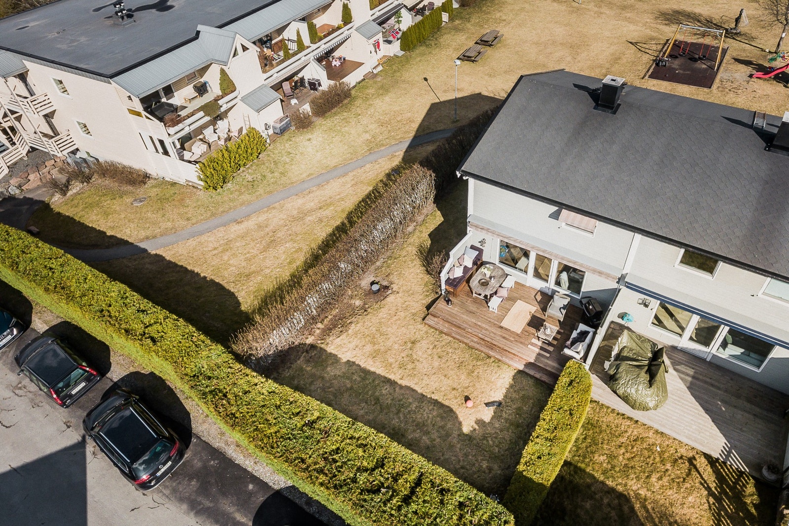 Hagen er pent inngjerdet av en høyreist hekk. Galleribilde