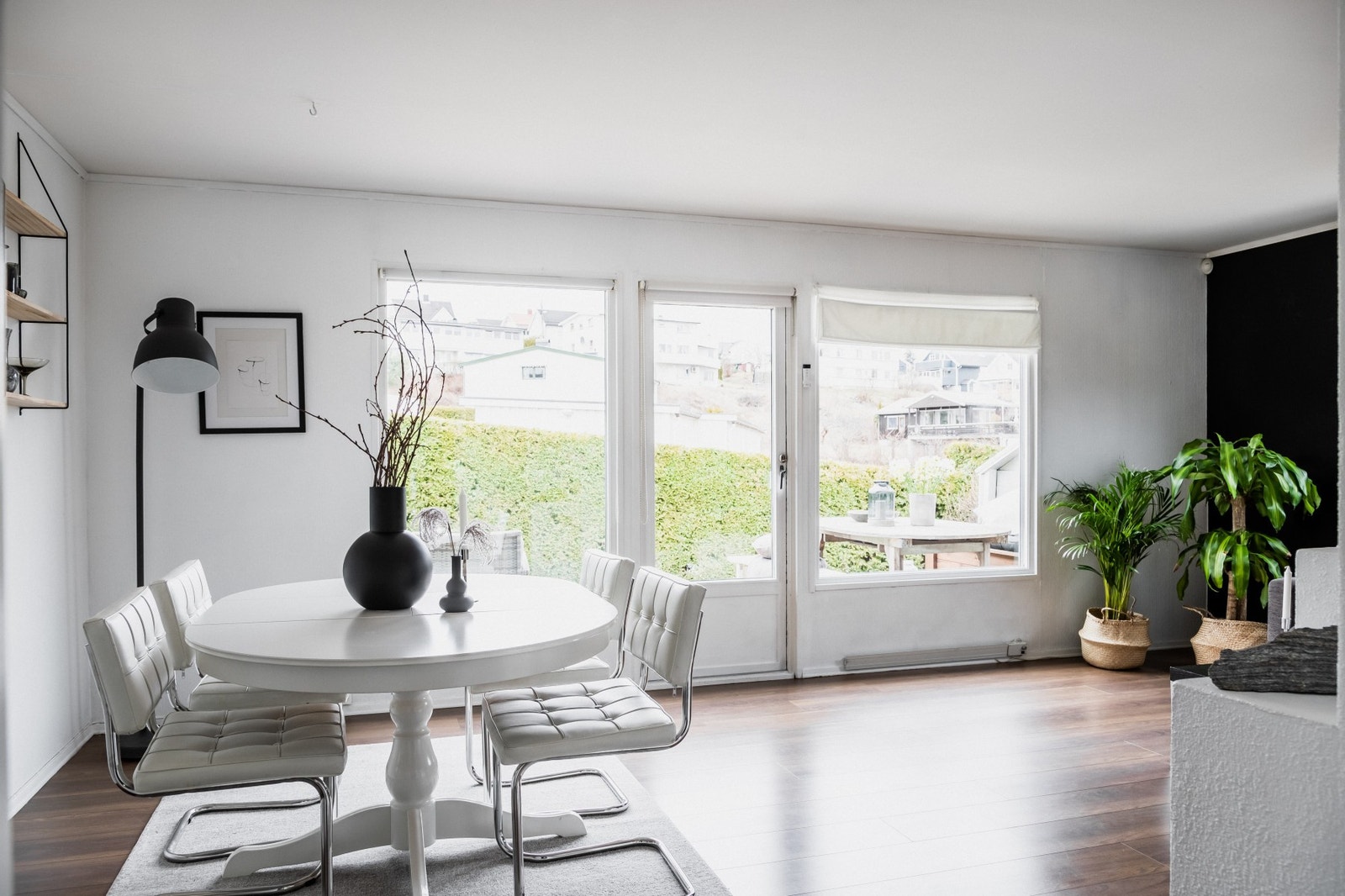 I stuen møter man et flott sosialt rom med åpen atmosfære og svært gode lysforhold. Galleribilde