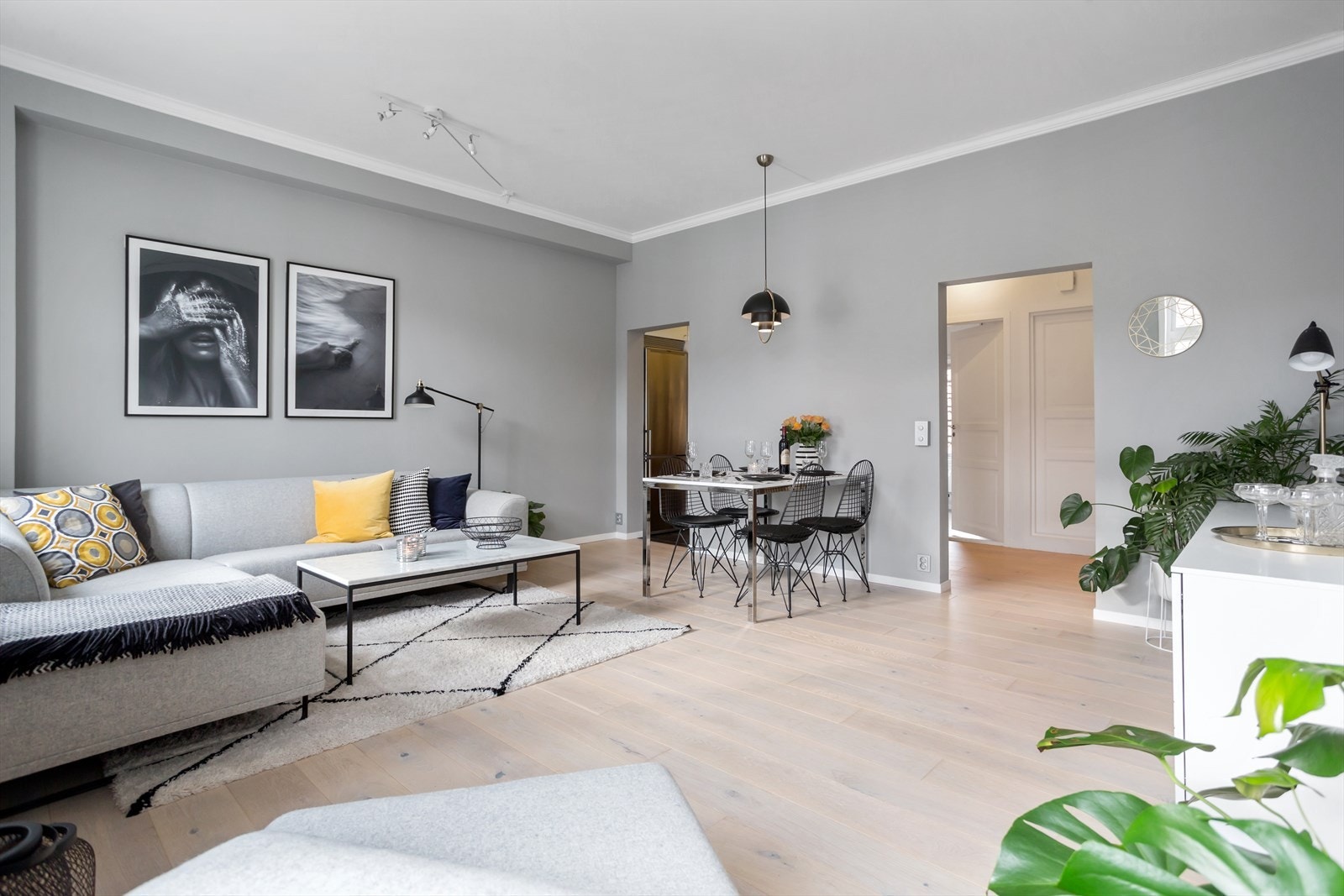 God plass til sofagruppe og spisebord, samt annet møblement. Flott enstavs parkett på gulv. Galleribilde