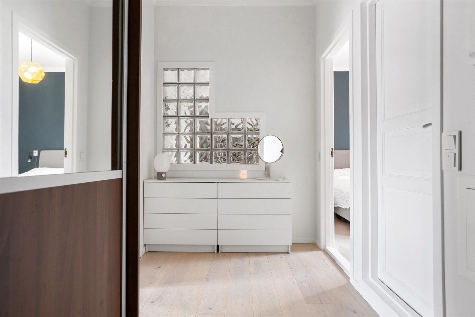 Romslig entré med skyvedørsgarderobe. Galleribilde