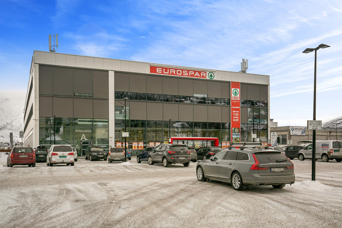 Kun kort spasertur til både butikk, apotek, mv.