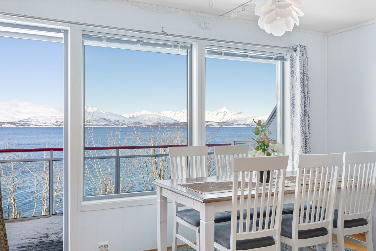 Nydelig utsikt fra store vindusflater og veranda mot vest - her kan man nyte lang solgang og nærhet til sjøen