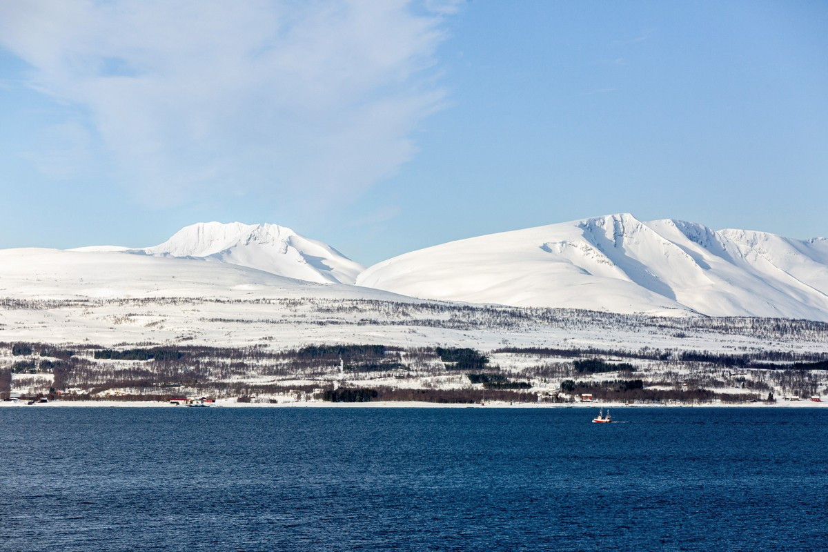 Gullsmedjordet ligger ca. 7 km fra Tromsø sentrum og 4 km fra Amfisentret Pyramiden