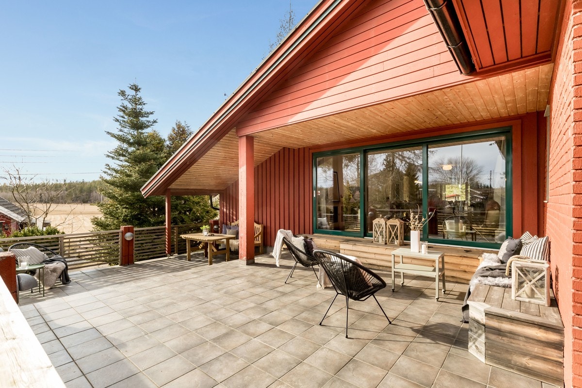 Ved inngangspartiet har du en flislagt terrasse med flott morgen- og dagsol. Terrassen har et overbygg og integrert sofa med laring. Galleribilde