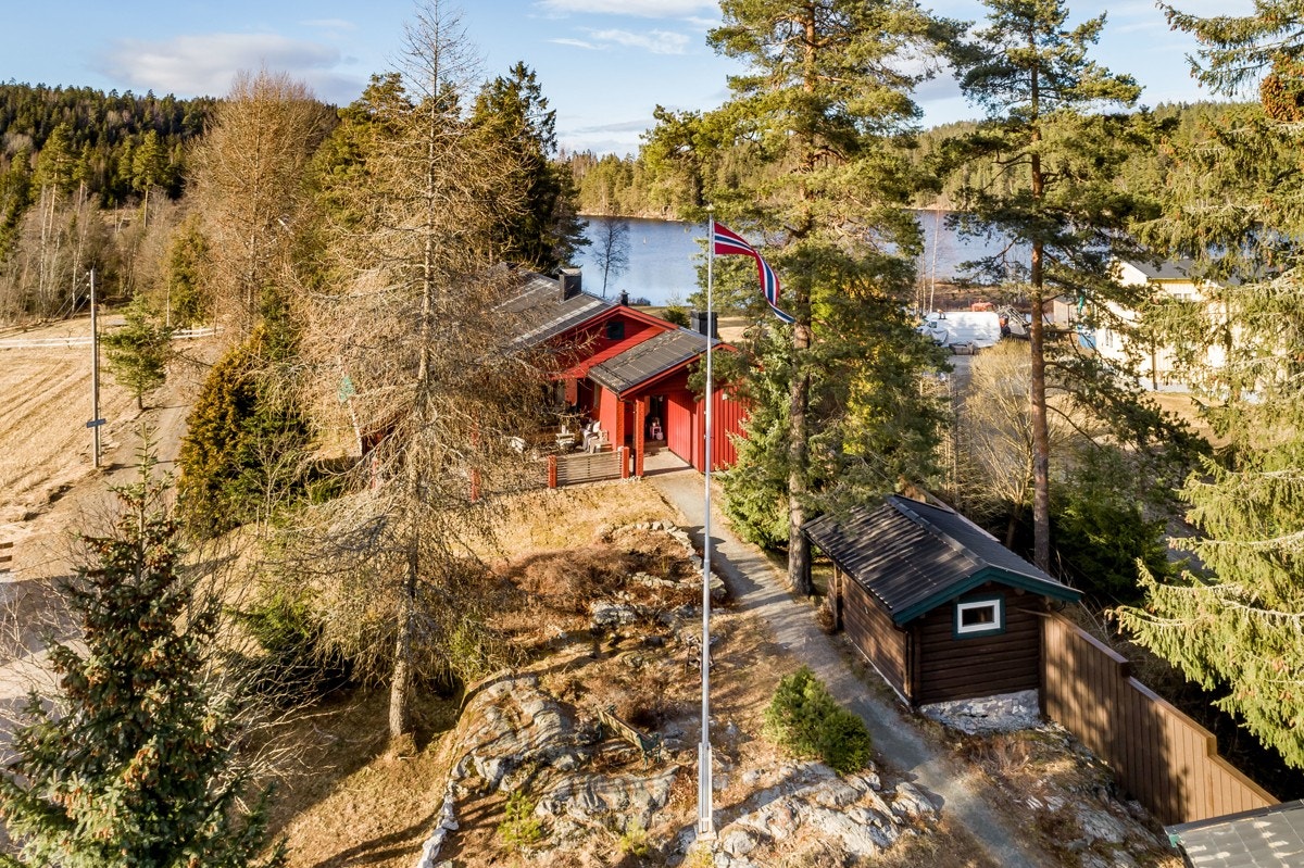 Stor tomt på nesten 3 mål. Med blant annet to garasjer og innredet stabbur. Galleribilde