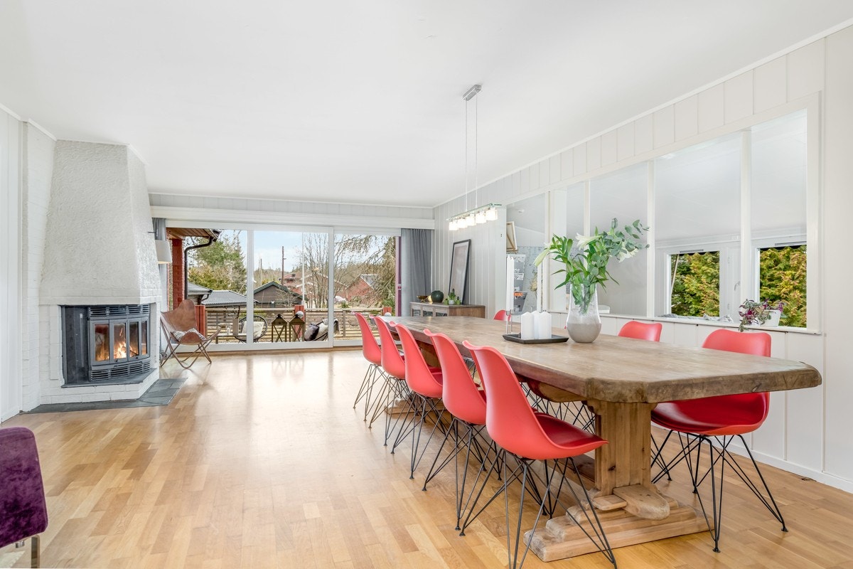 Spisestue med peis. Utgang til stor terrasse med morgen- og dagsol. Galleribilde