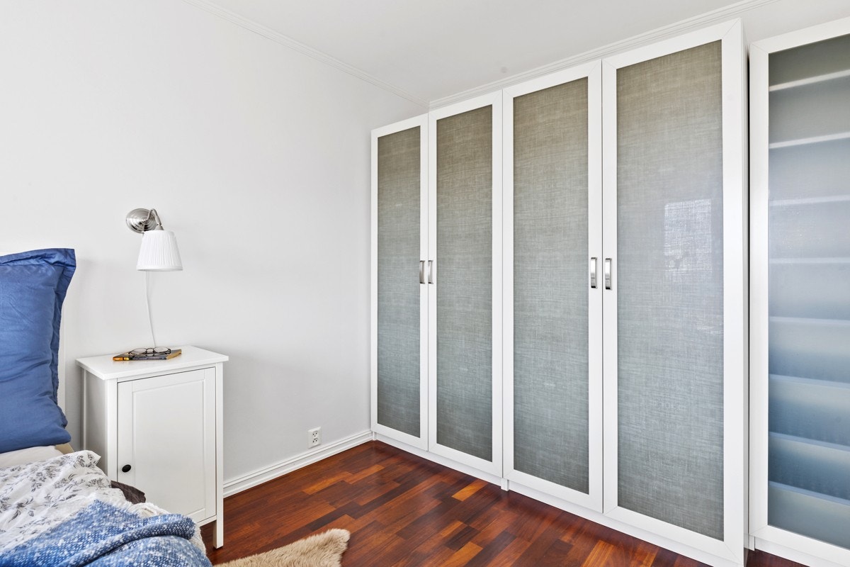 Godt med plass til klesoppbevaring i garderobeskap med dører i frostet glass Galleribilde