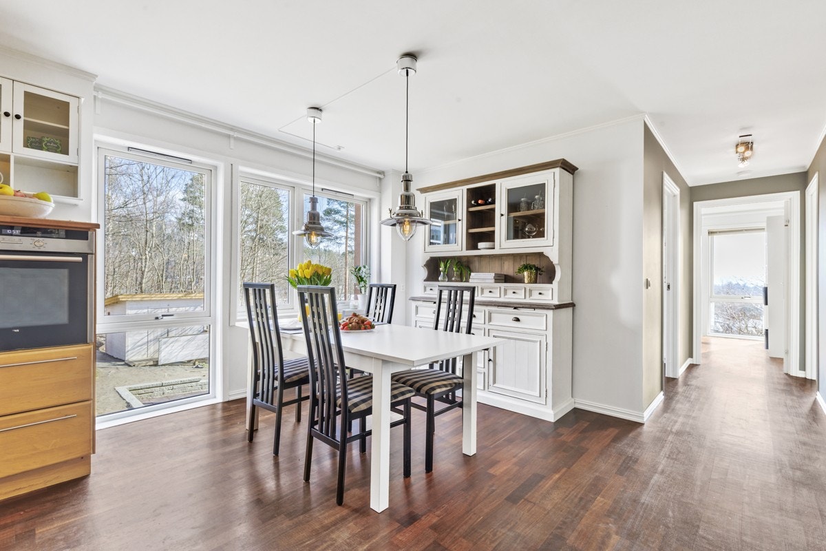 Endeleilighet med meget godt lysinnslipp gir en luftig og åpen atmosfære Galleribilde