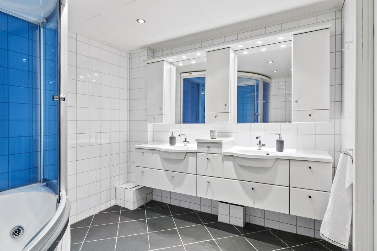 Godt med oppbevaringsplass til hele familien med tre overskap og innreding med flere skuffer Galleribilde