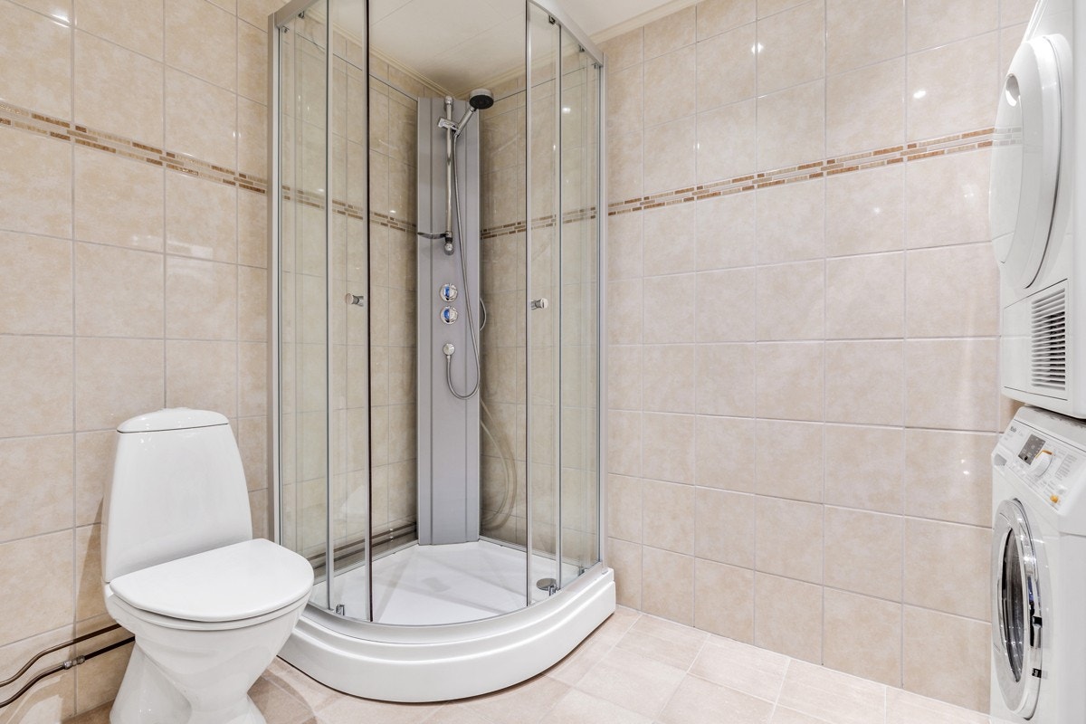 Badet ble pusset opp av tidligere eier i 2008 og har dusjkabinett med buete dører Galleribilde