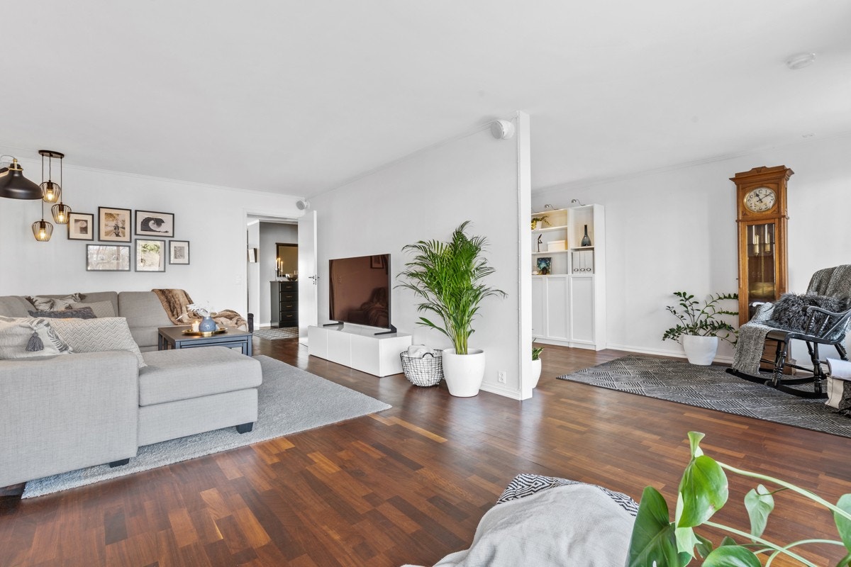 Leiligheten er opprinnelig en fem-roms leilighet som enkelt kan tilbakeføres ved å fullføre skilleveggen i stuen Galleribilde