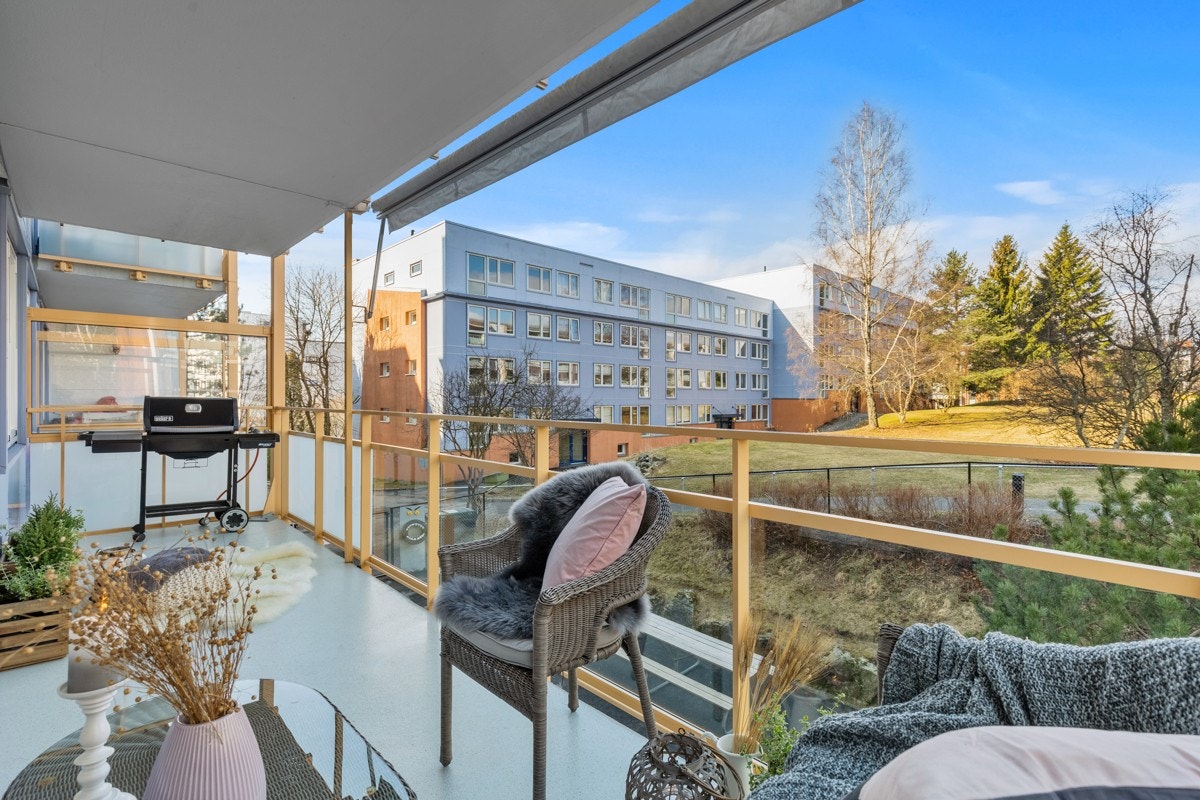 Balkongen rehabilitert i regi av laget i 2014/15 med nytt rekkverk i stål og glass, Galleribilde