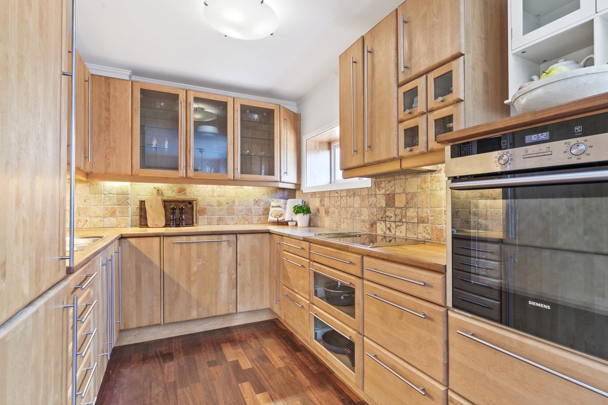 Kjøkkenet er fra 2003 med stekeovn fra 2011 og oppvaskmaskin fra 2016 Galleribilde