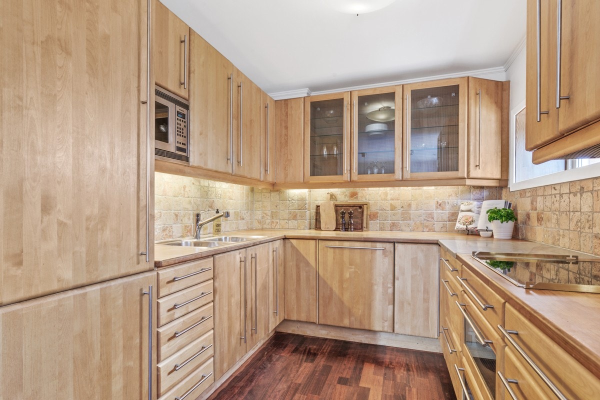 Godt med skap- og benkeplass med fronter og benkeplater i heltre bjerk Galleribilde