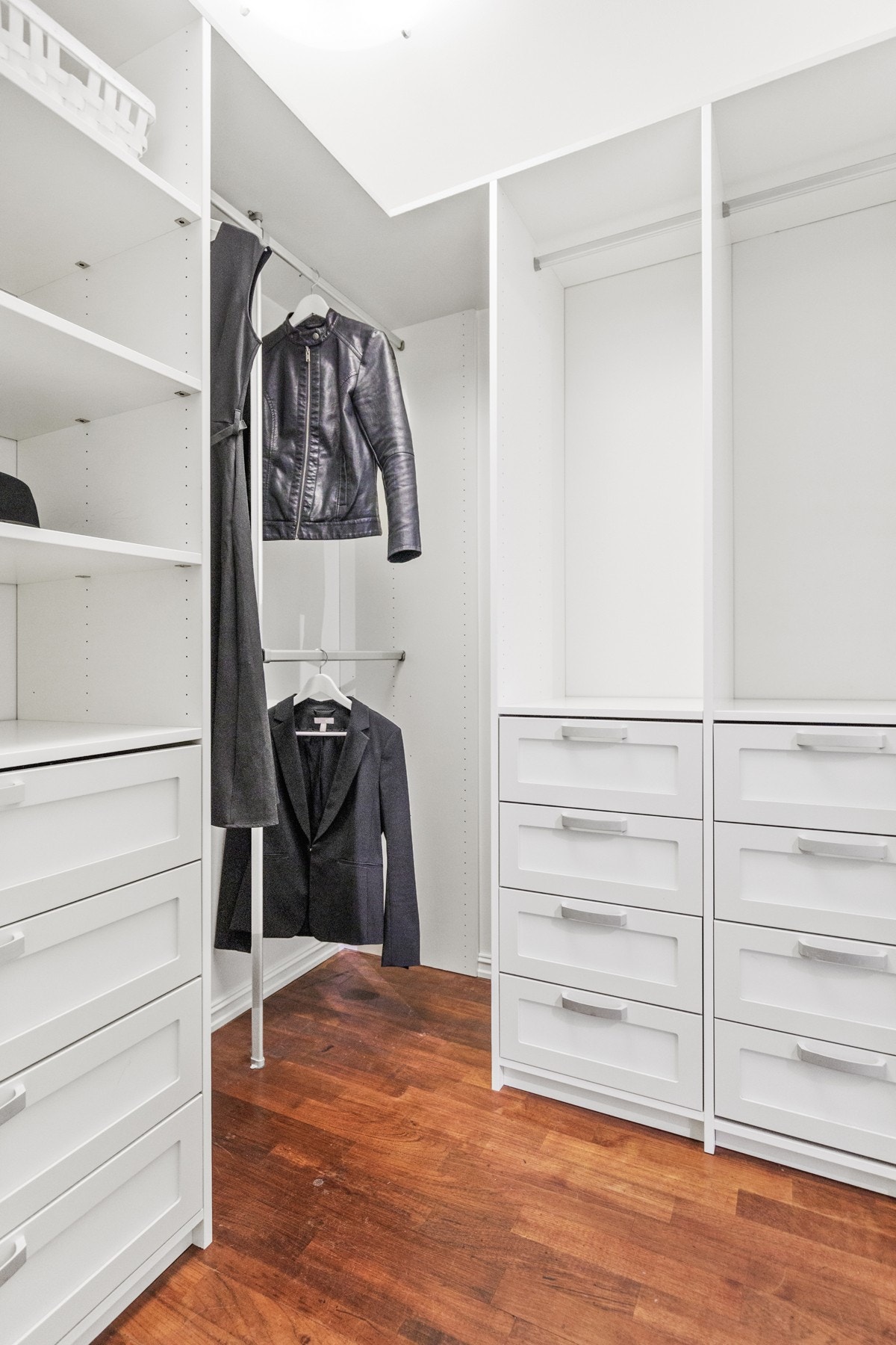 Walk-in garderobe tilknyttet entréen med innredning fra Garderobemannen i 2017 Galleribilde