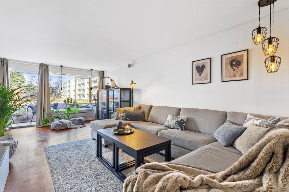 Velkommen til Hovseterveien 98, presentert av Vegar Giæver og Eie avd. Røa Galleribilde