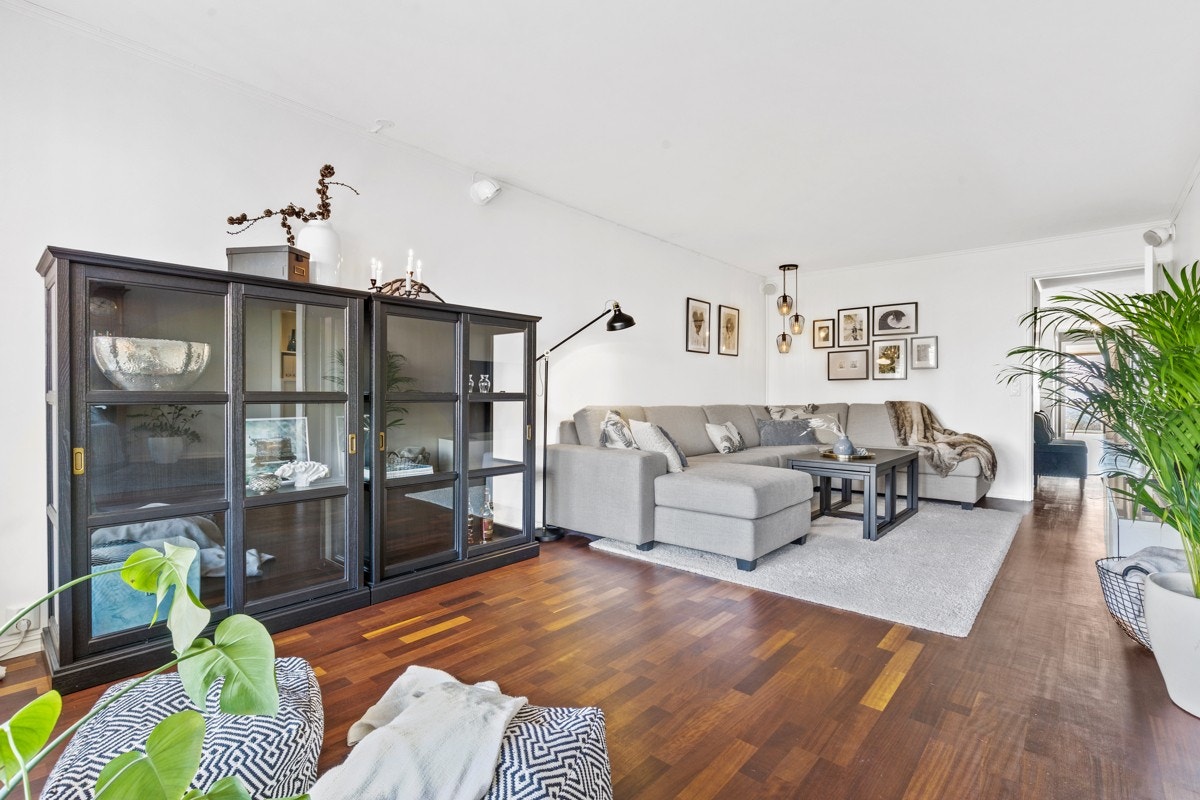 Leiligheten holder en god standard med bad fra 2002 og 2008, samt kjøkken fra 2003 Galleribilde