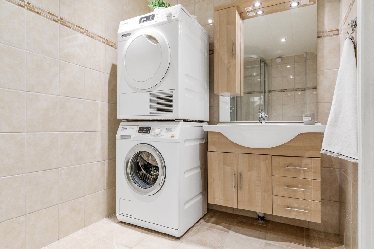 Bad/vaskerom med praktisk opplegg for vaskesøyle Galleribilde