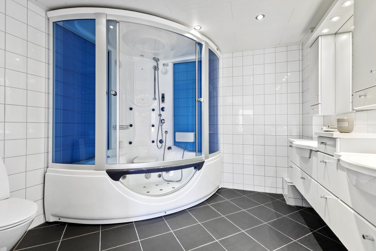 Bad 2 ble pusset opp i 2002 og har dusj- og boblekarkabin Galleribilde