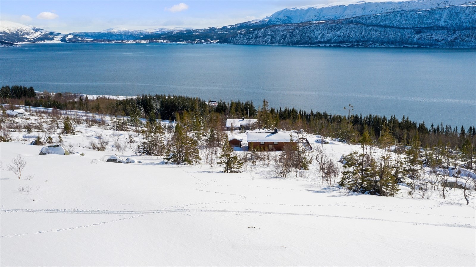Eiendommen ligger passe langt unna veien, det er ikke langt å gå med matvarer og det man ellers trenger, men ikke så nære at trafikken er sjenerende. Galleribilde
