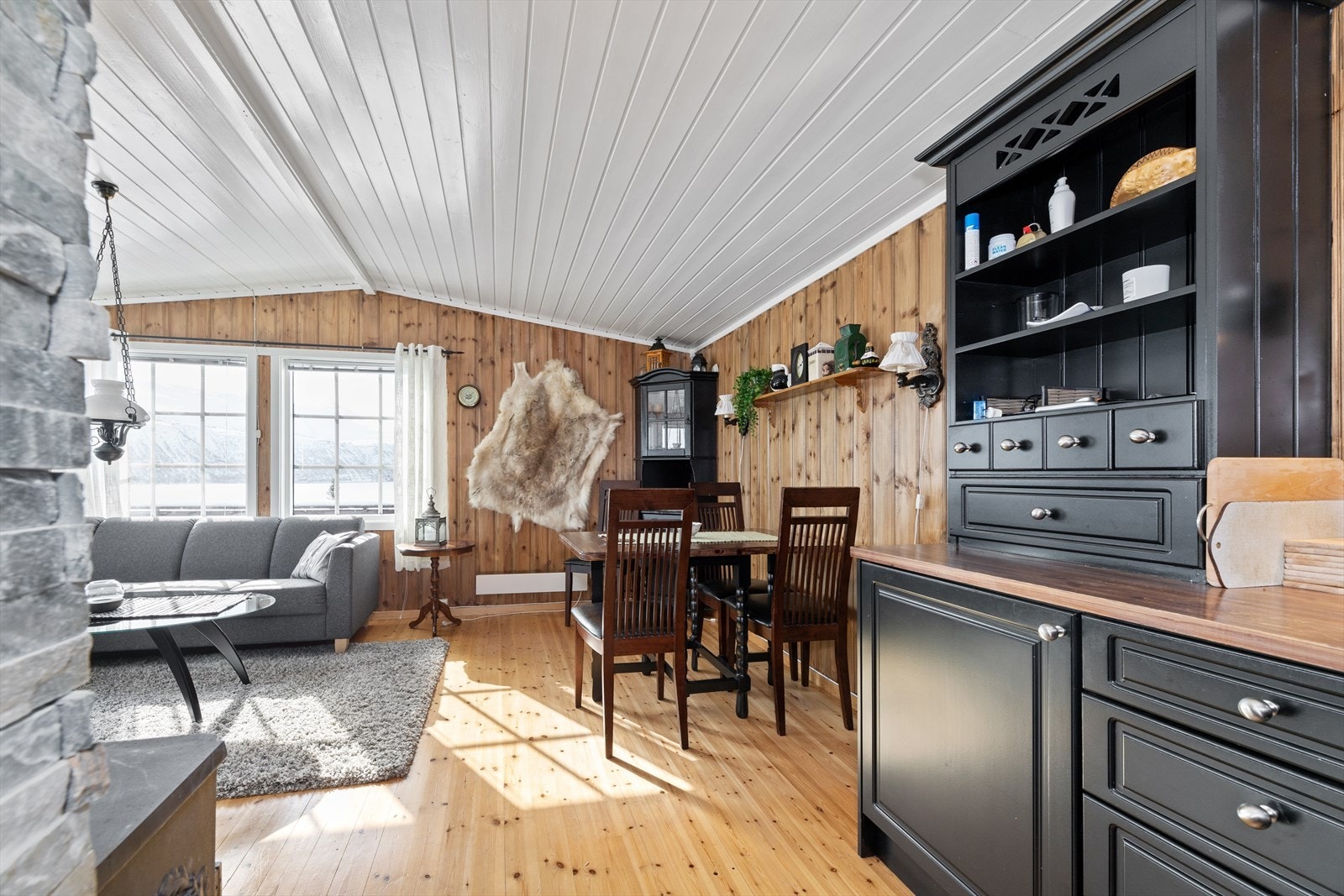 Man kan enkel holde den gode samtalen sammen med gjestene mens man disker opp. Kjøkkenet er sosialt anpasset stuen. Galleribilde