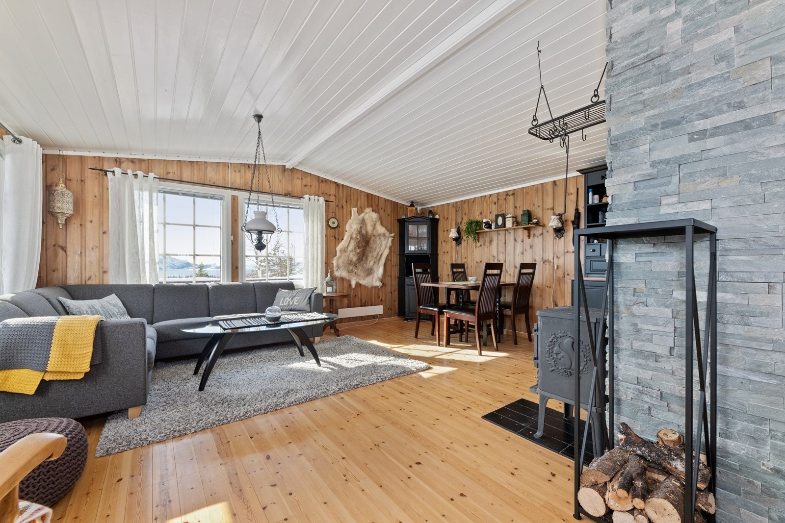 Man merker umiddelbart at dette er en hytte hvor man kan trives og finne roen. Dagens eier har lagt stor vekt på materialvalgene som er benyttet. Galleribilde