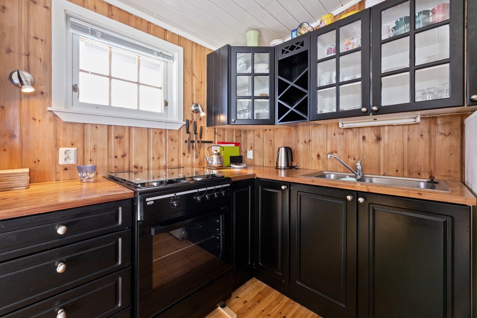 Her kan man sette kaffen på kok før man setter seg i solveggen og nyter utsikten. Galleribilde