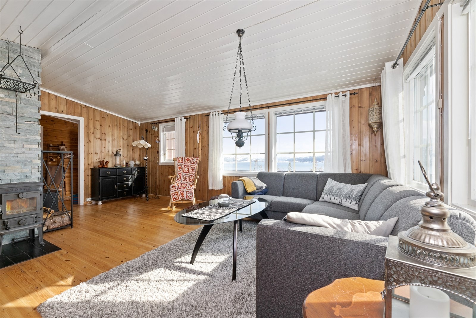 Fra alle vinduer i stuen kan man nyte en magisk utsikt over naturen som omkranser eiendommen. Galleribilde