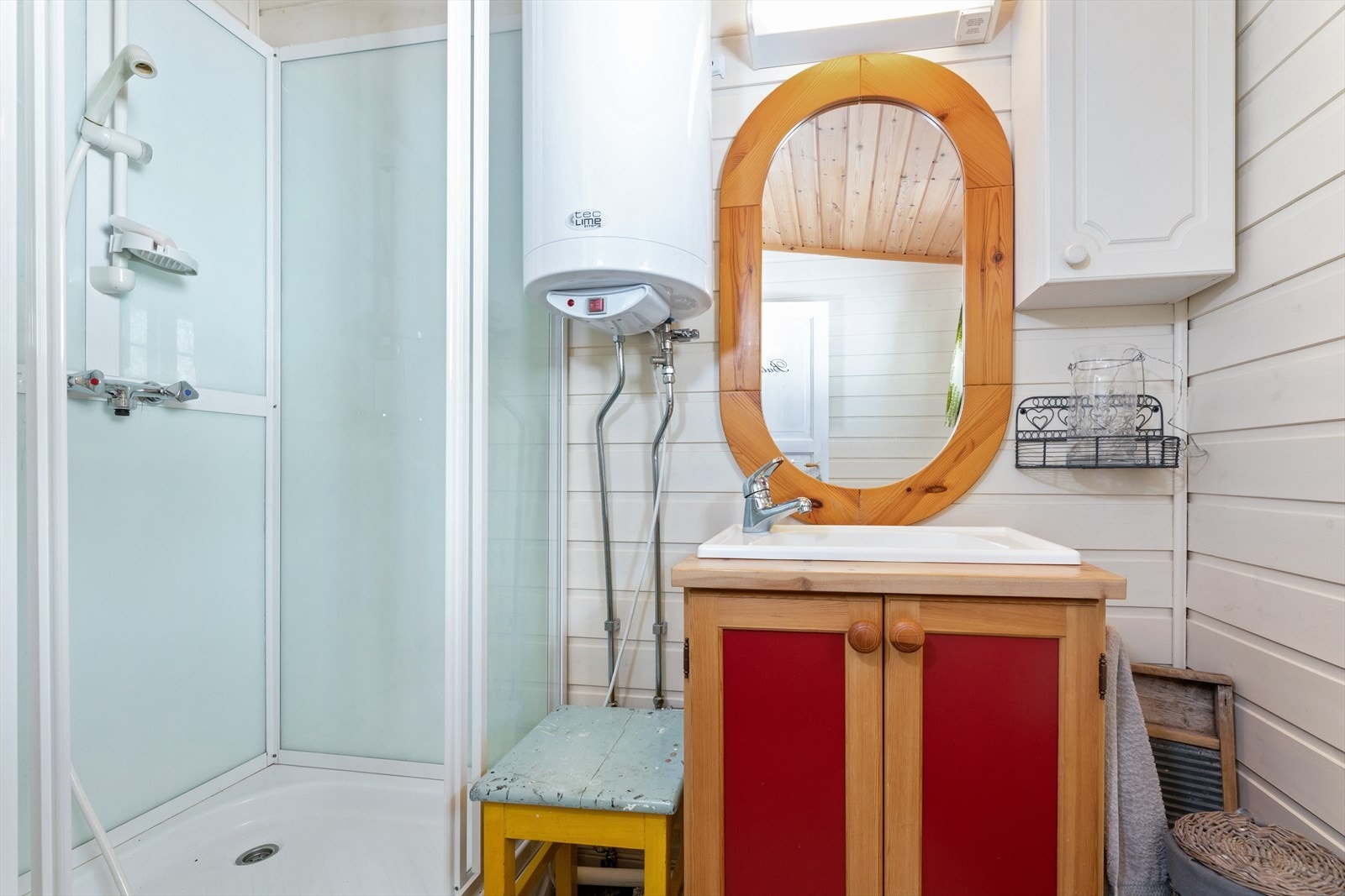 Etter en lang tur til fjells kan det være godt med en dusj, det er det lagt til rette for på badet. Galleribilde