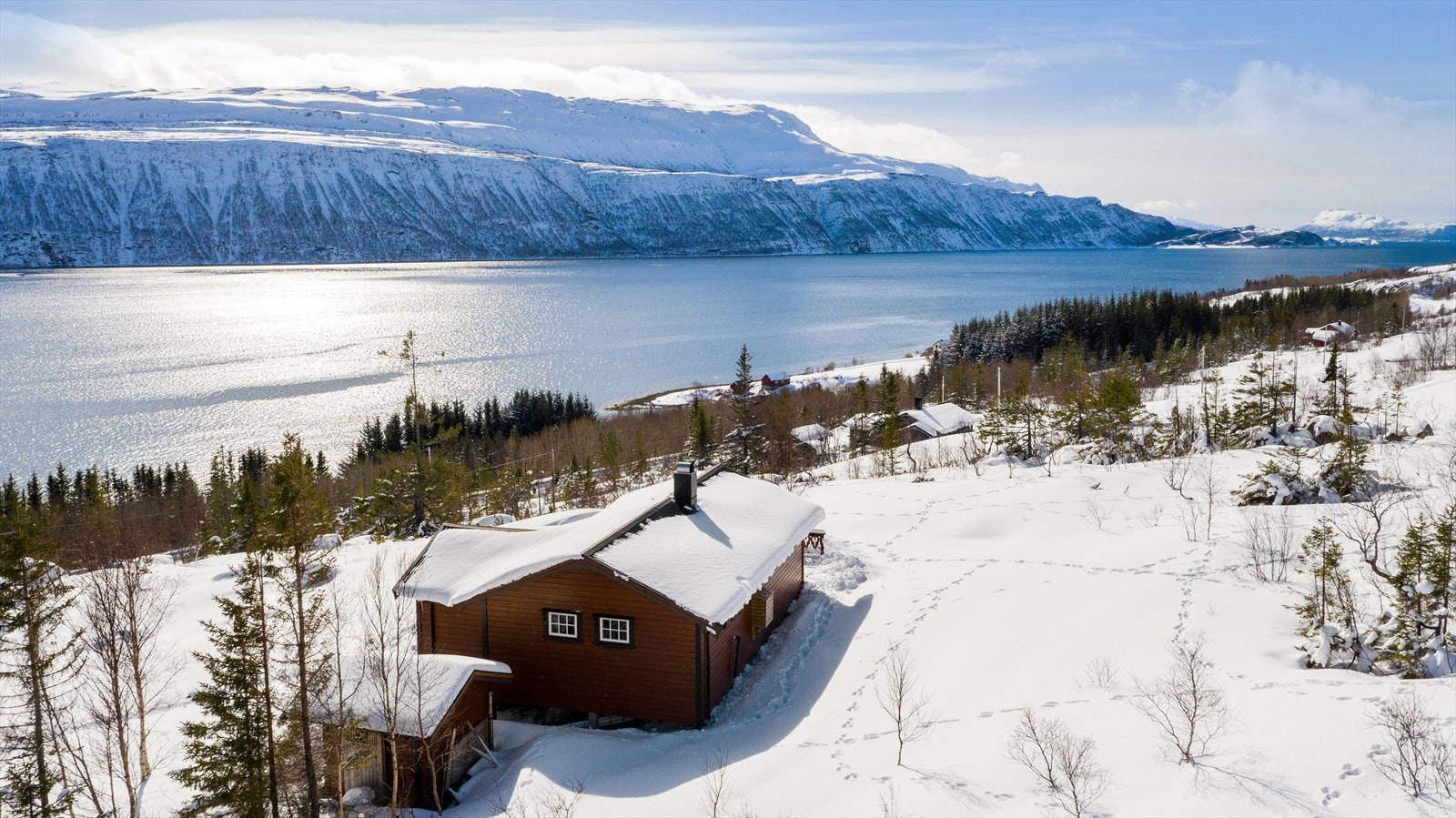 Ta kontakt med megler Ole Morten Grotnes for å oppfylle hyttedrømmen på Flostrand. Galleribilde