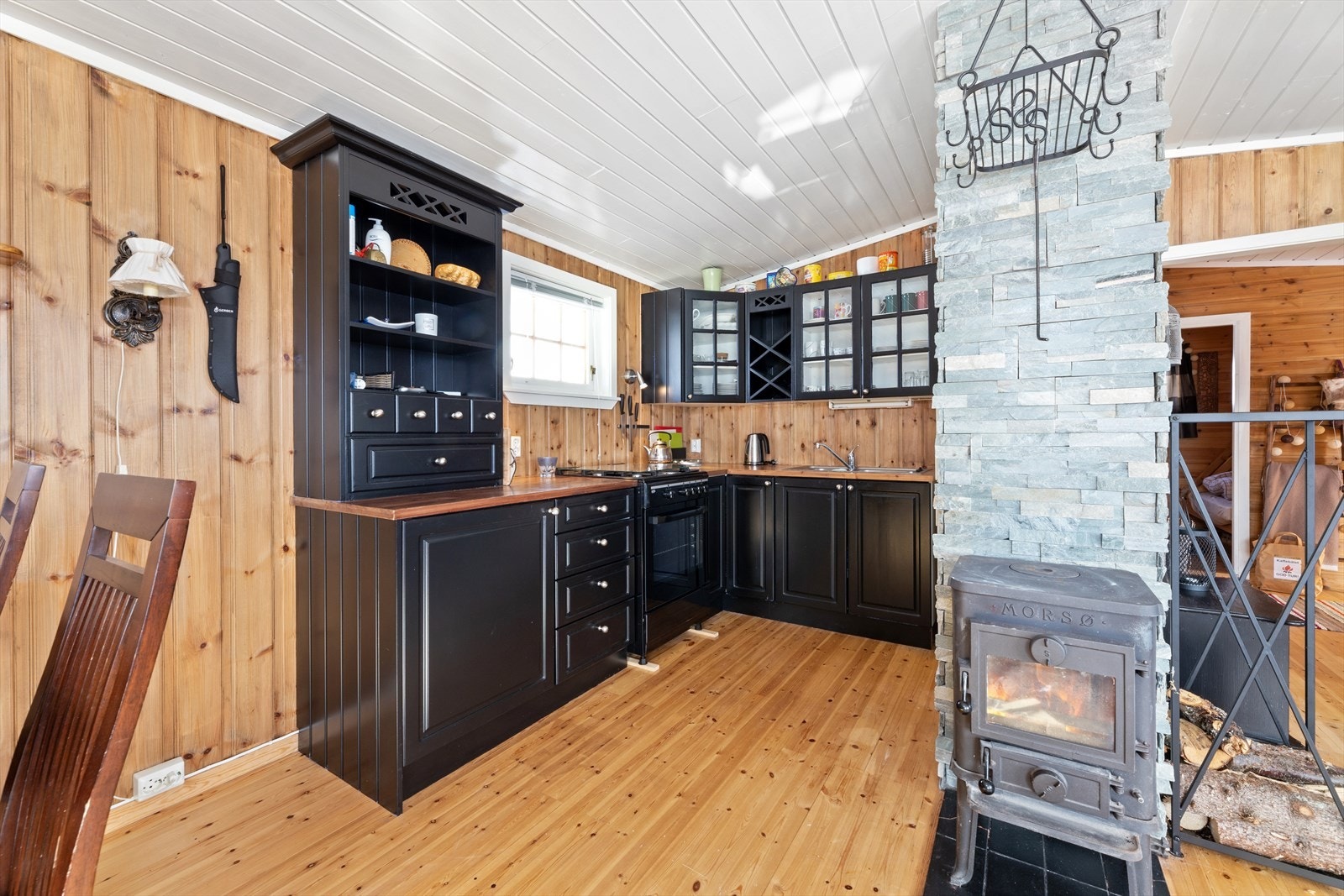 Kjøkkenet er flott og man har alt man trenger for å diske opp flotte og smakfulle retter til familie og gjester. Galleribilde