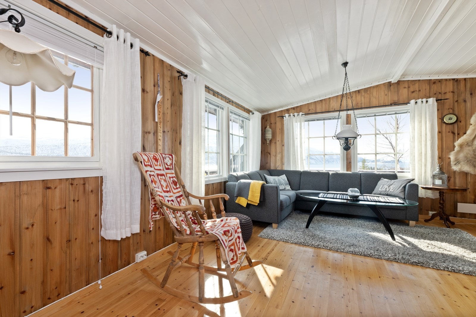 Rikelig med vinduer slipper mye dagslys og den nydelig naturen inn i hytten. Galleribilde