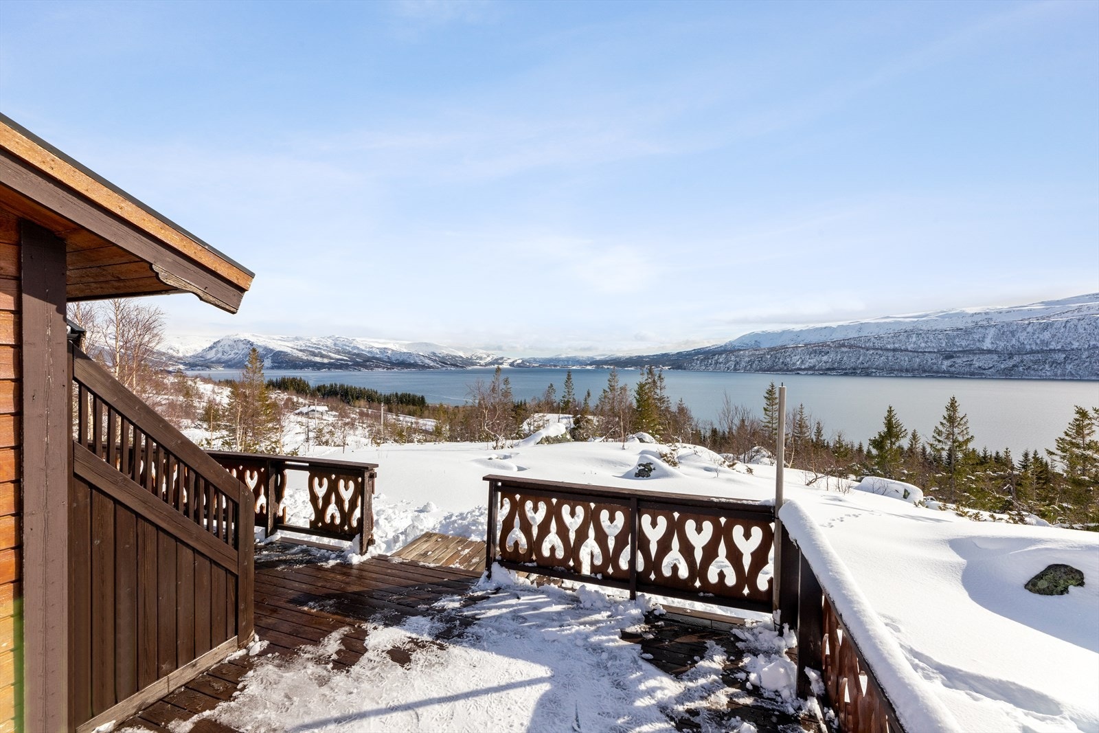 Hytten troner majestetisk i høydedraget og man får nyte god utsikt og magisk utsikt. Galleribilde