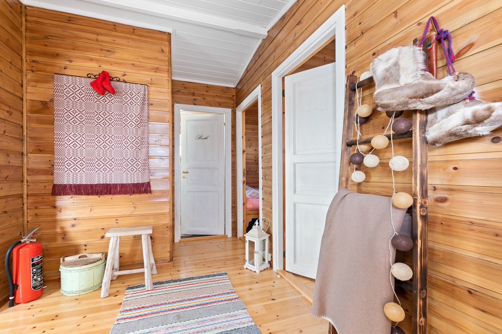 Videre finner vi en innergang som fungerer som knutepunkt for soverommene og bad. Galleribilde