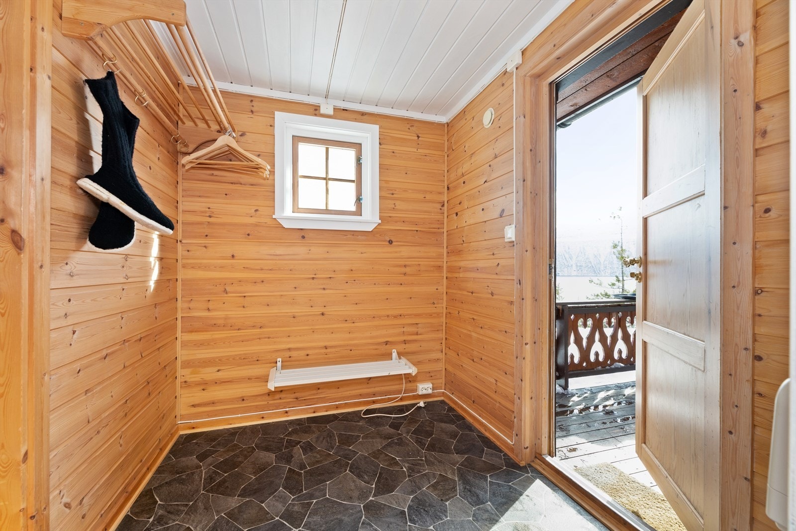 Første møtet med hytten er en romslig og flott hall. Galleribilde